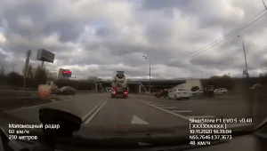 Cầu vượt bị xe bồn tông sập, suýt đè trúng ô tô con