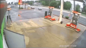 Cây xăng bốc cháy khi bị ôtô đâm đổ