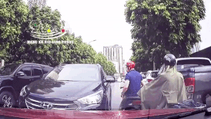 Chạy lấn làn, tài xế ô tô còn hung hăng đánh người