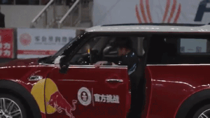 Choáng với màn đỗ xe song song siêu đẳng nhất thế giới