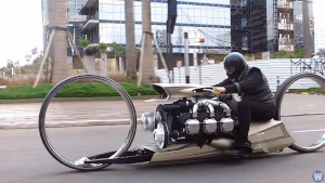 Choáng với mô tô tự chế trang bị động cơ Rolls-Royce 300 mã lực