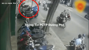 Clip dàn cảnh lừa 2 bảo vệ để đồng bọn trộm xe ngay giữa phố