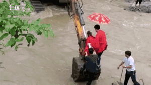 Cô dâu vượt sông về nhà chồng trong mùa lũ ở Trung Quốc