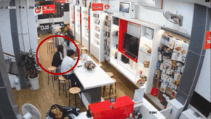 Cô gái liều lĩnh cướp túi xách trong cửa hàng điện thoại ở Hà Nội