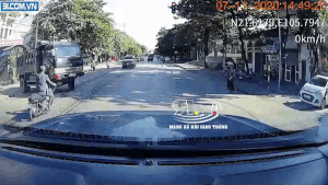 Cố tình vượt đèn đỏ, người đàn ông tông trực diện vào đầu xe tải