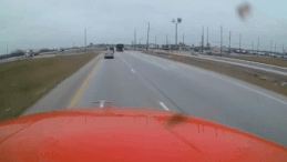 Container lật ngang giữa đường sau khi va chạm sedan gặp nạn