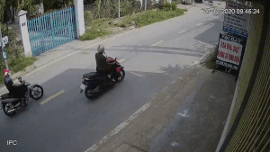 Cướp táo tợn giật túi xách, kéo lê cô gái 3 mét ở Long An