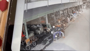 Cướp vờ mua hàng rồi giật dây chuyền táo tợn giữa ban ngày