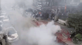 Đám cưới tại Hà Nội đốt pháo đỏ đường