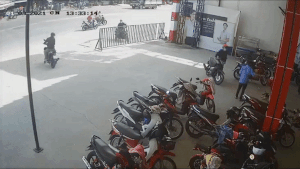 Dàn cảnh cướp xe máy cực táo tợn trước mặt bảo vệ ở Bình Dương