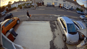 Đang đi bộ thì thấy ô tô 'bay' đến từ phía sau, người đàn ông chạy marathon thoát nạn trong gang tấc