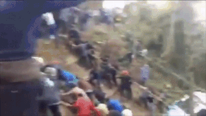 Hàng trăm người dùng tay 'giải cứu' xe tải lên khỏi hẻm núi