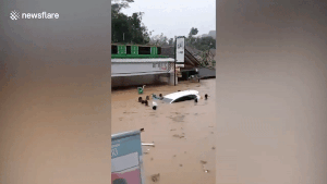 Hàng xóm liều mình cứu ô tô bị lũ cuốn trôi ở Indonesia