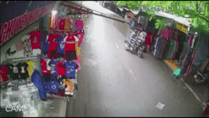 Khi đang dừng xe để mua đồ, người đàn ông bị cướp điện thoại ngay giữa phố