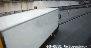 Khoảnh khắc xe tải vượt qua dải phân cách lao xuống sông ở Nga