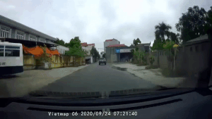 Lao thẳng vào hông ô tô, người đi xe máy gục ngay tại chỗ