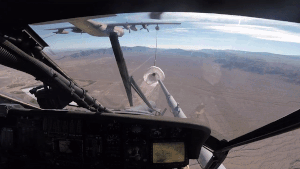 Màn tiếp nhiên liệu trên không ngoạn mục của trực thăng Mỹ