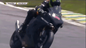 Mất lái, tay đua môtô lao vào rào chắn tử vong