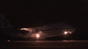 Máy bay vận tải quân sự Nga chở hàng cứu trợ đến Mỹ