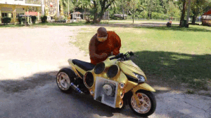 Nhà sư Thái Lan mua xe máy độ dàn âm thanh khổng lồ