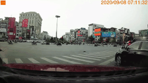 Nhầm chân ga, nữ tài xế tông trúng 2 người đang dừng đèn đỏ