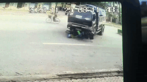 Nhảy khỏi đầu xe tải, người đàn ông thoát chết trong gang tấc