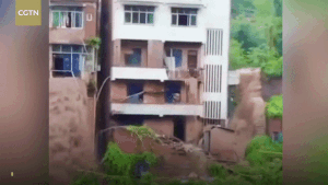 Nước lũ tuôn ào ạt như thác từ tầng 3 tòa nhà dân cư ở Trung Quốc
