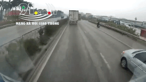 Ô tô chuyển làn ẩu bị xe Ben đâm xoay 180 độ, kéo lê trên đường