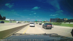 Ô tô sedan nát vụn sau khi đâm vào xe cảnh sát Mỹ