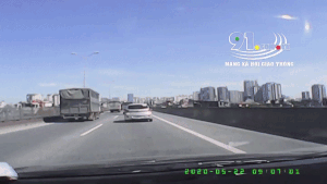 Ôtô bị xe tải đâm xoay 180 độ trên đường trên cao tại Hà Nội