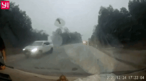 Sang đường bất cẩn, người đàn ông thoát chết trong gang tấc