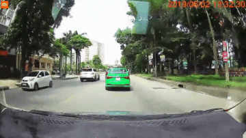 Siêu xe Bentley vượt ẩu bị taxi tông gẫy trục bánh sau