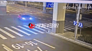 Siêu xe Lamborghini 69 tỷ nát đầu vì tông vào trụ bê tông