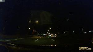 Siêu xe mất lái đâm vào dải phân cách, lộn ngửa giữa cao tốc