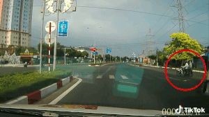 Tài xế bẻ lái cực nhanh 'cứu' 2 người đi xe máy vượt đèn đỏ