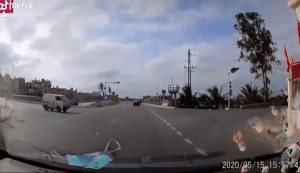 Tài xế ô tô vượt đèn đỏ, suýt gây tai nạn kinh hoàng