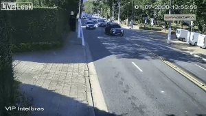 Tài xế SUV bất ngờ đánh lái hạ gục hai môtô