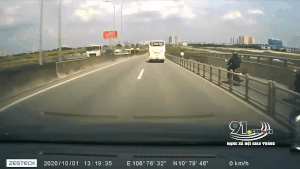 Tài xế xe khách với pha đánh lái gây kinh ngạc