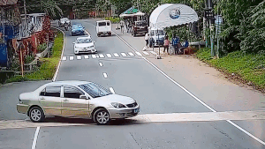 Tài xế xe máy phóng nhanh đâm vào ôtô đang quay đầu