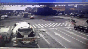 Tấm thép lao xuyên qua thùng, đâm lật đầu xe tải