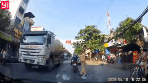 Thanh niên đi xe máy tông thẳng CSGT ở Bắc Ninh