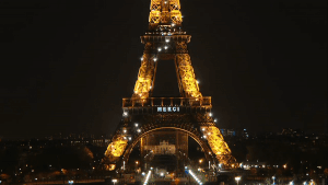 Pháp thắp sáng tháp Eiffel để tri ân nhân viên y tế chống dịch COVID-19