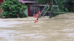 Thót tim cảnh giải cứu 6 người dân giữa dòng nước dữ ở Quảng Nam