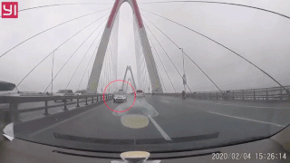 Thót tim cảnh taxi ngang nhiên chạy ngược chiều trên cầu Nhật Tân