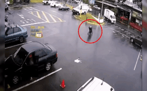 Thót tim vì mẹ quên khóa bánh xe đẩy khiến con nhỏ suýt gặp nạn