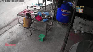 Tông thẳng vào hàng thịt lợn, cô gái suýt bị dao văng trúng người