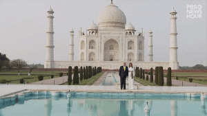 Tổng thống Trump và phu nhân thăm đền Taj Mahal trong ánh hoàng hôn