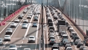 Trung Quốc đóng cửa cầu treo 6 làn xe rung lắc như sóng cuộn trong gió