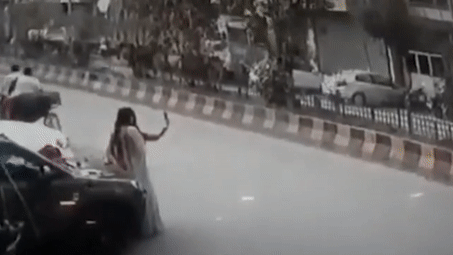 'Tự sướng' giữa đường, cô gái bị giật điện thoại ngọt xớt