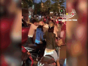Va chạm nhẹ, 2 tài xế lao vào đánh nhau như phim hành động